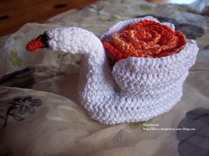 cygne-fleuri-crochet-decoration-table-cadeau.jpg