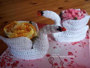 cygnes-fleurs-crochet-decoration-cadeau.jpg