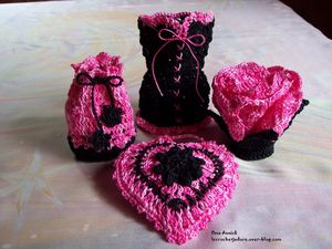 pochons-rose-noir-dragees-mariage-gothique-deco-table