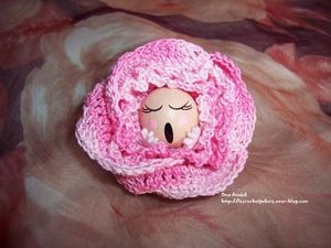 bebe-rose-cadeau-decor-table-crochet.jpg