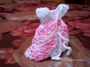 robe-mariee-pochette-dragees-crochet-mariage.jpg