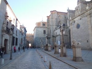 Avila-rue-qui-longe-la-cathedrale1-JPG