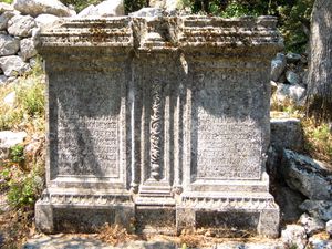 Autour-d-Antalya--22--Termessos-Les-pierres-tombales.JPG