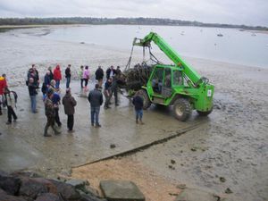 Avion abattu en 1945 retiré des eaux de Merville Francevil