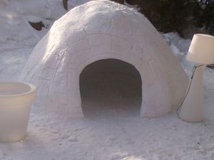 Un igloo sur la station de la Clusaz - Alpes Bivouac - Eco Bivouac ...