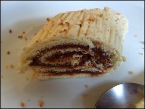 gateau-roule-a-la-pralinoise-avec-son-glacage-au-chocol.jpg