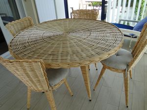 table-ronde-et-chaises-osier-etienne-Metezeau.JPG