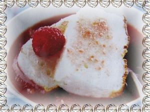 oeufs à la neige et coulis de framboises