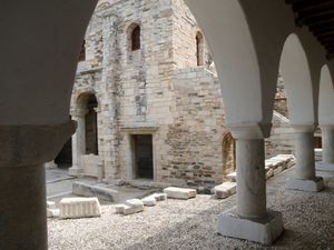monastere-aux100-portes-de-Parikia.jpg