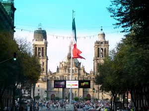7 Le drapeau mexicain flotte sur le Zocalo