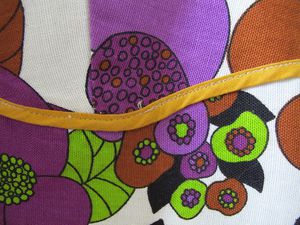 Details-robe-fleurs-violettes-(1)