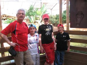 2010.04.21 Papy avec ses héritiers1