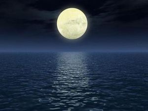 Lune en mer