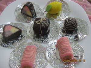 تشكيلة لصور حلويات جزائرية.