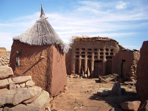 Mali 0731 - TELI maison du guinna (chef de village)