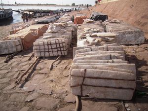 Mali 0883- Les plaques de sel de Taoudeni, déchargées sur le port de Mopti