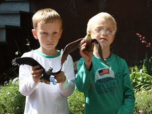 Fruehlingsfest 01 Kinder mit SpielGreifvoegel