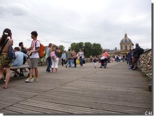 Paris Pont des Arts Foule