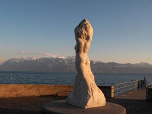 statue plantureuse