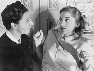 Rebecca---Judith-Anderson-et--Joan-Fontaine.jpg
