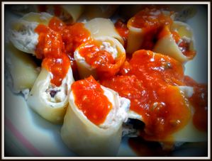 pasta italiana rellena de bakon queso y cebolla con salsa de tomate y champiñones