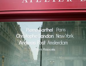  lettres peintes sur vitrine : Atelier Pierre Barthel Luthier: