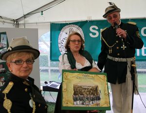 Vitusfest 04 Erinnerungsfoto mit Geithainern Uebergabe Ehre