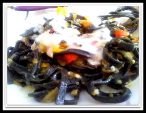 pasta-negra-con-salsa.jpg