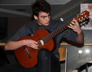 gymnasiumVHKammerkonzert 15 Adam Konschu Gitarre
