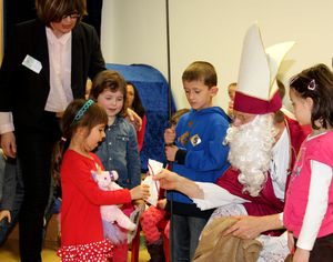 KiGaMenschenskinderAdventsJahresfest 07 Nikolaus 03 Geschen