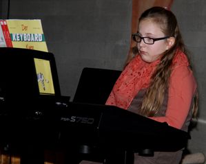 weihnachtsschuelerkonzert 06 Kim Schulz Keyboard