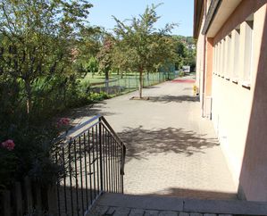 VitusssschuleTurngarten-00-Durchgang-seitlich-an-Turnhalle-.jpg