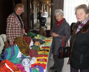 KolpingAdventsmarkt 04 Gerdi Moeller Stricksachen verschied