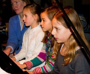 Weihnachtskonzert2012SMSV-15-Klavier-6haendig-Samoticha-Bai.jpg