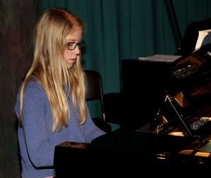 weihnachtsschuelerkonzert 10 Lotte Mader Klavier