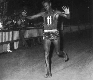 Abebe_Bikila_maratona_olimpica_Roma_1960.jpg