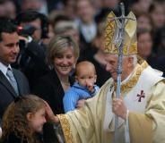 Benoit xvi et petite fille