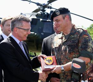 BesuchMaiziere 02 Plakette an Zimmer 3