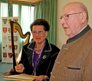 sudetendeutsche50jahre Ehrung Sieglinde Duerr durch Karl Na