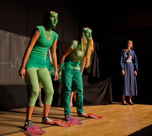 TheaterBorchert 03 FroescheElbe Elfidan Tüptük Tochter Kl