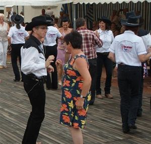 1-demonstration-de-square-dance-2-initiation-avec-le-groupe