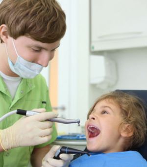 chez-les-enfants-la-peur-du-dentiste-pourrait-provenir-des-.jpg