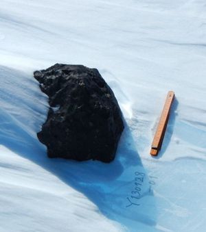 la-meteorite-de-18-kg-a-ete-trouvee-en-antarctique-par-les-.jpg
