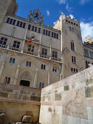 La façade de l'hôtel de ville de Narbonne vue depuis la voie domitia (image personnelle, mars 2011).