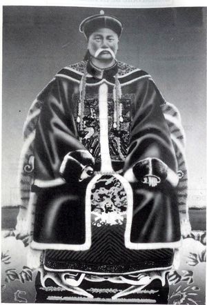 SA_Deo_Van_Tri_en_costume_de_mandarin.jpg