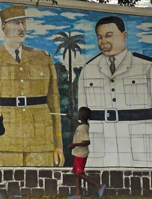 brazza-square-gaulle-garçon