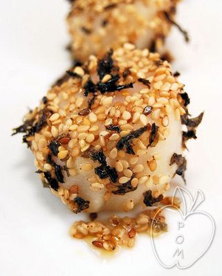 Vieiras gratinadas con aceite de sésamo tostados y semilla