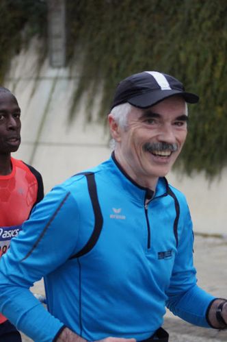 doc-michel-devant-un-kenyan--.-trop-fort.JPG