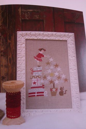 modele-mme-chantilly-pti-fille-noel-livre.jpg