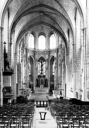 Vue intérieure de la nef vers le choeur